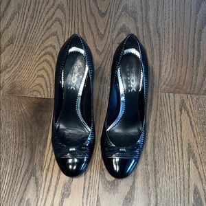 Geox Women's Black Patent Leather Heeled Pumps with Bow Accent